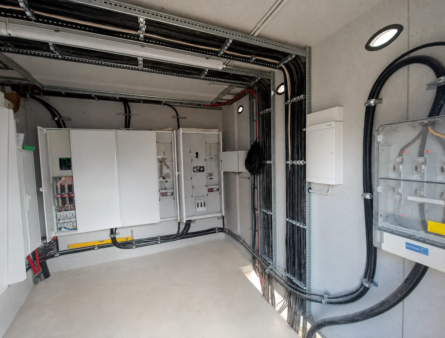 Schalt- und Verteilungsanlage im Technikraum